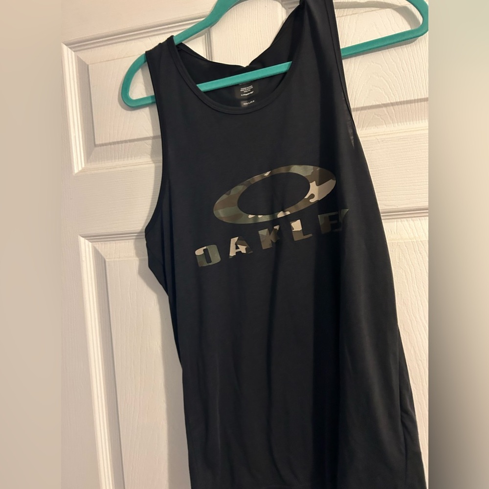 Oakley tank